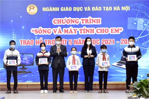 Ngành Giáo dục và Đào tạo Hà Nội trao hỗ trợ đợt 5 chương trình “Sóng và máy tính cho em” năm học 2021-2022 
